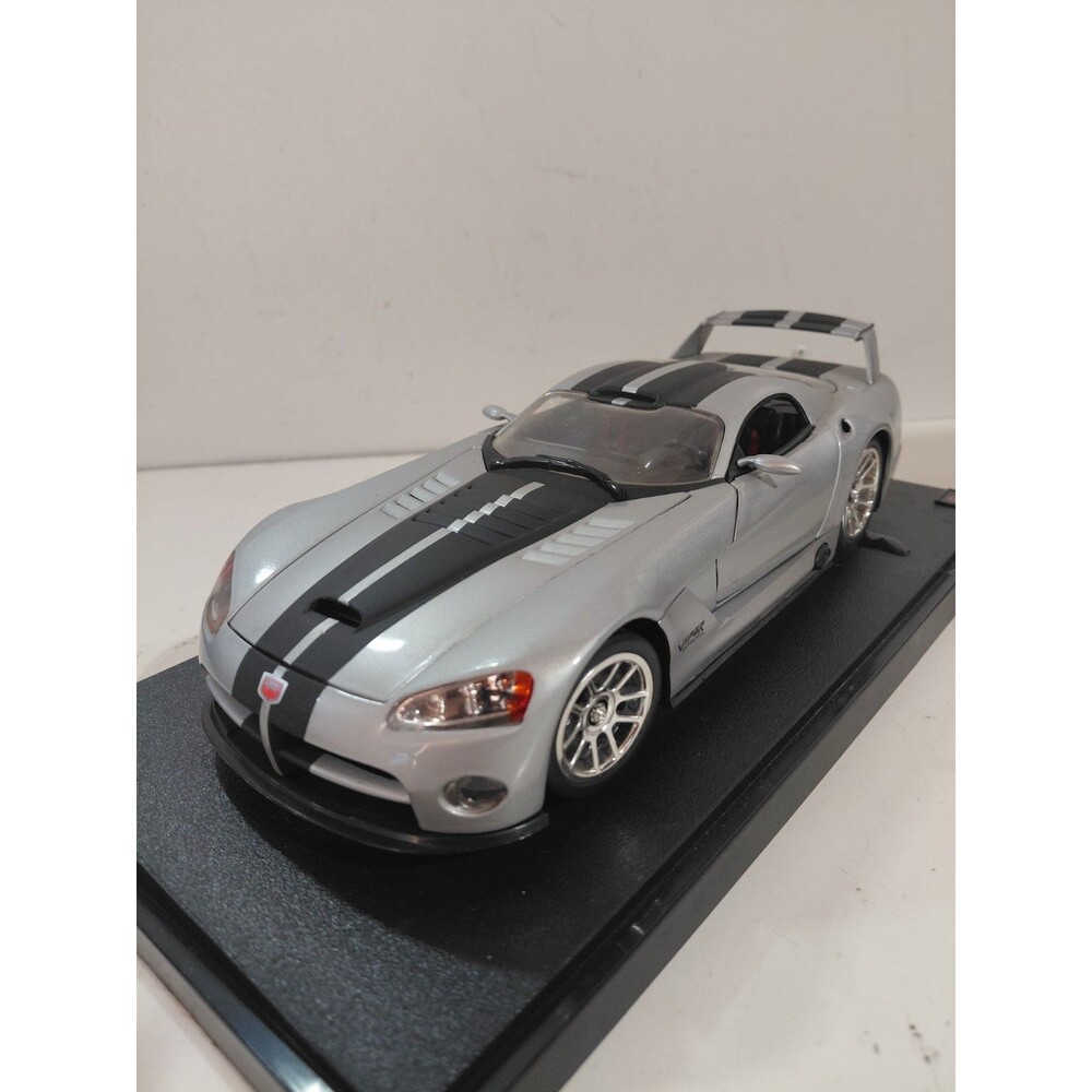 100% Hot Wheels 1:18 Die Cast Dodge Viper GTS-R Competition Coupe w/Base